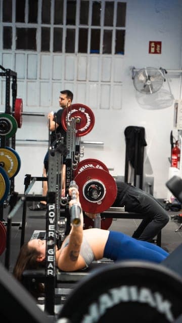 Comunidad de powerlifters entrenando juntos